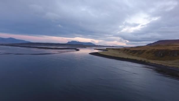 Lucht Drone Schot Vliegen Een Rivier Ijsland Met Zwart Zand — Stockvideo