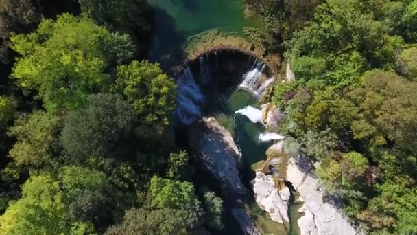 サンローラン ミニエ フランスの滝を飛行中の空中ドローンは — ストック動画