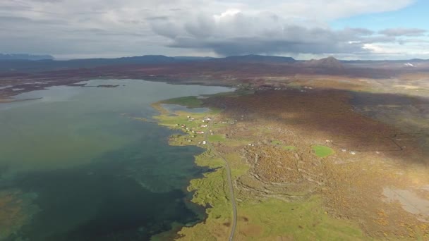 Antenowy Dron Strzał Latający Nad Jeziorem Myvatn Brzegiem Iceland Lot — Wideo stockowe