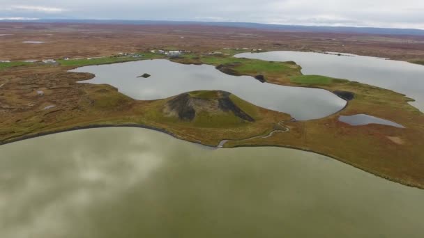 Letecký Dron Výstřel Létání Nad Myvatn Jezero Souostroví Střední Nadmořská — Stock video
