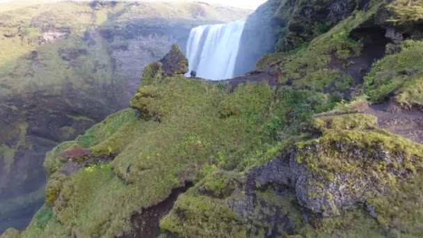 アイスランドの有名なスコガフォス滝に向かって飛行する空中ドローンのショット晴れた日中高度飛行素晴らしい景色 — ストック動画