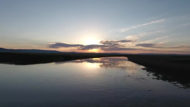 Drone Aérien Tiré Par Une Rivière Pendant Lever Soleil Dans — Video