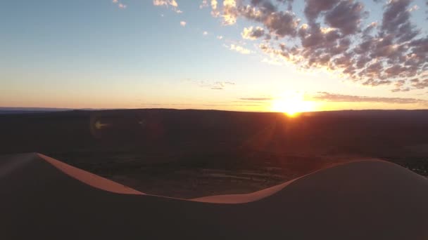 Drone Aéreo Disparado Desierto Gobi Durante Salida Del Sol Alejar — Vídeo de stock