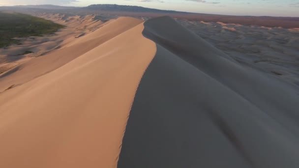 Drone Aéreo Disparado Deserto Gobi Seguindo Borda Uma Duna Areia — Vídeo de Stock