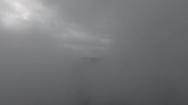 drone aérien abattu dans les nuages pluvieux au-dessus d'un lac en mongolie 