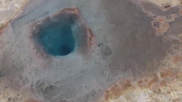 Drone Aereo Colpo Strokkur Geyser Fontana Situato Una Zona Geotermica — Video Stock