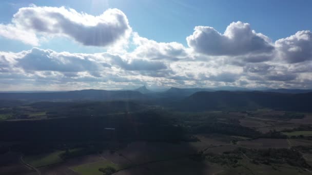 Luftaufnahme Einer Ländlichen Gegend Südfrankreich Mit Großen Weißen Wolken Und — Stockvideo