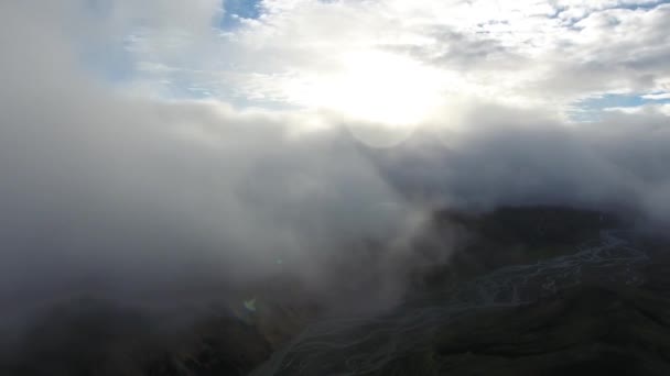 空中无人驾驶飞机飞越地面隆重景观多云的白天高山和河流高空飞行 — 图库视频影像