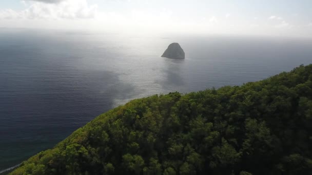 drone aérien au-dessus du mélèze morne zoom in le rocher du diaman in martinique 
