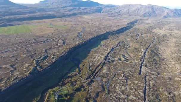 Drone Aéreo Disparado Sobre Lago Thingvellir Falha Geológica Dia Ensolarado — Vídeo de Stock
