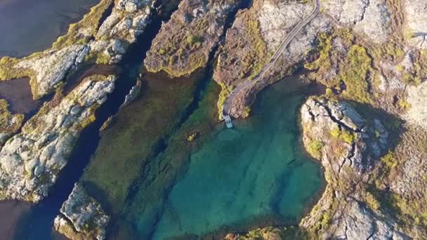 Antenowy Dron Strzał Nad Jeziorem Thingvellir Czysta Woda Silfra Słynne — Wideo stockowe