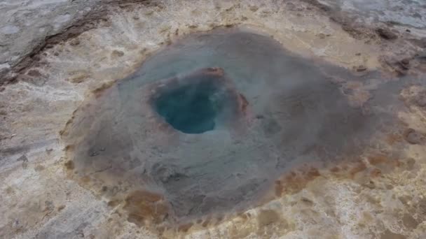 Drone Aereo Colpo Strokkur Geyser Fontana Situato Una Zona Geotermica — Video Stock