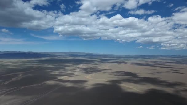 Timelapse Samolotów Pustyni Chmurami Cieniami Poruszającymi Się Ziemi Mongolii — Wideo stockowe