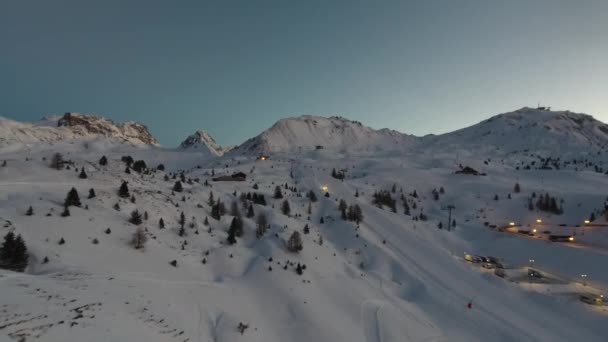 Antenn Drönare Över Skidområdet Plagne Solnedgången Franska Alperna — Stockvideo