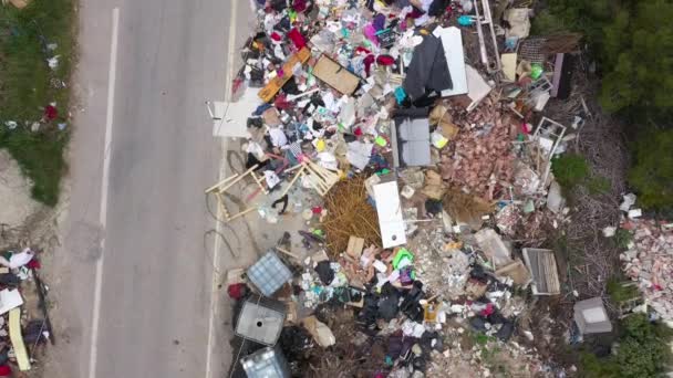 Drohnenblick Über Müll Entlang Einer Asphaltierten Straße Illegale Mülldeponie Frankreich — Stockvideo