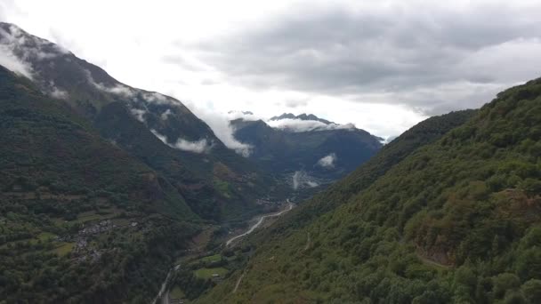 Plano Aéreo Valle Los Pirineos Franceses Día Nublado — Vídeo de stock
