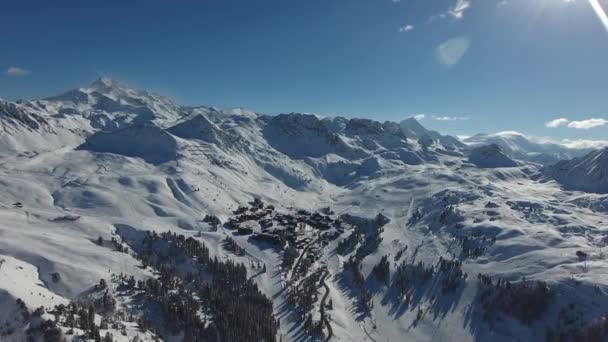 Luftaufnahme Die Über Verschneite Nadelbäume Fliegt Plagne France — Stockvideo