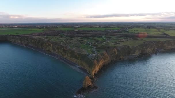 ポワント ホック崖の周りを飛んでる空のショット英仏海峡を見下ろす普通の第二次世界大戦D日 — ストック動画