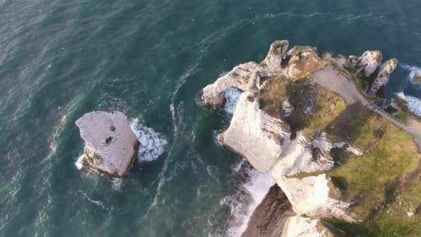 Εναέρια Βολή Πάνω Από Βράχια Και Θάλασσα Etretat Κάθετη Θέα — Αρχείο Βίντεο