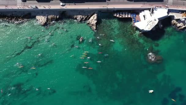 Plano Superior Aéreo Kayaks Nadadores Mar Mediterráneo Marsella Francia Agua — Vídeo de stock