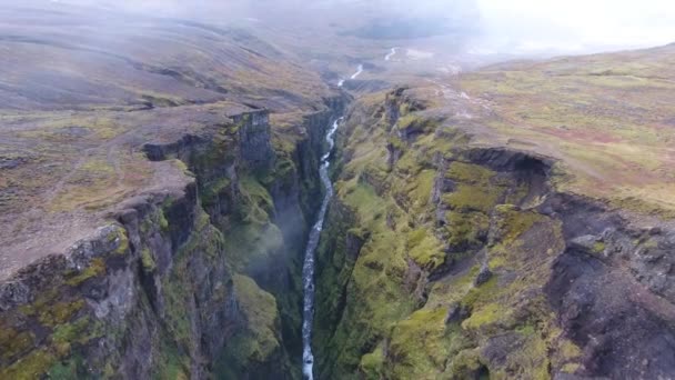 Vue Aérienne Canyon Avec Une Rivière Dans Une Cascade Glace — Video