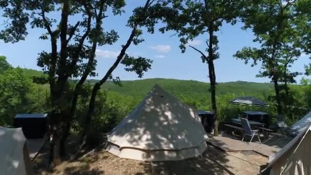 空中的景色掠过了一个野营地 那里有帐篷 蒂皮发现了一片森林 — 图库视频影像