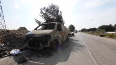 Yanmış bir minibüs yasa dışı yollarla Fransa 'yı terk ediyor.