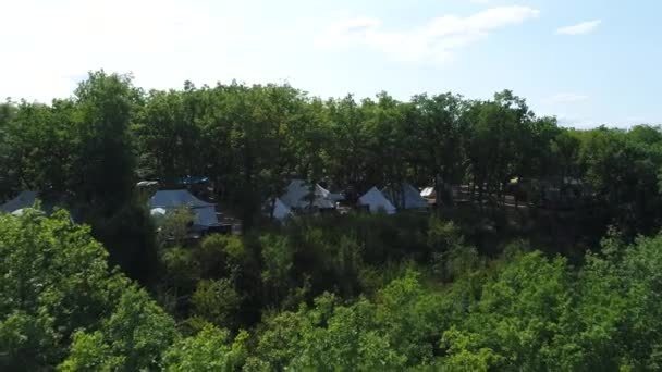 Vue Aérienne Des Tentes Dans Camping Forestier France Journée Ensoleillée — Video