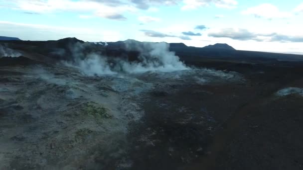 Namafjall Hverarond Geysers泥坑冰原上令人惊奇的无人驾驶飞机飞越了硫磺蒸气 — 图库视频影像