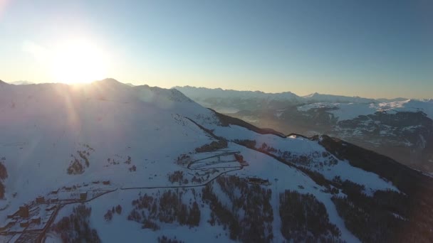 夕日の雪景色の中ラ プラーニュの素晴らしいスキーリゾートフランスのアルプス — ストック動画