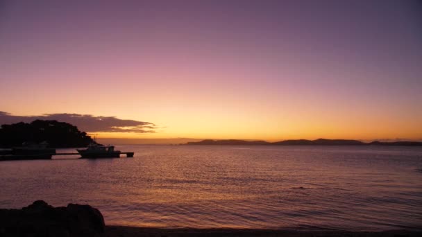 迷人的日出 在港湾 地中海 法国远洋观光游览的波克洛尔观光船 — 图库视频影像