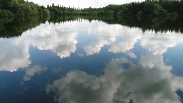 Mooie Dichte Vlucht Een Meer Frankrijk Water Spiegel Reflectie Van — Stockvideo