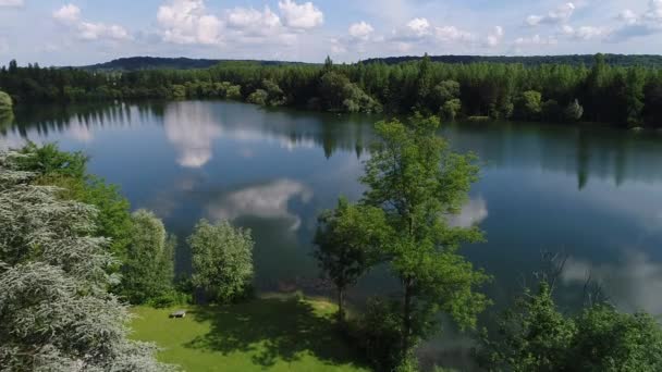 フランスの美しい湖ドローンビュー晴れた日 — ストック動画