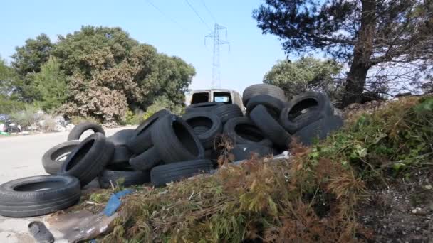 Stor Hög Med Däck Olagligt Skräp Dumpa Miljöföroreningar Aix Provence — Stockvideo