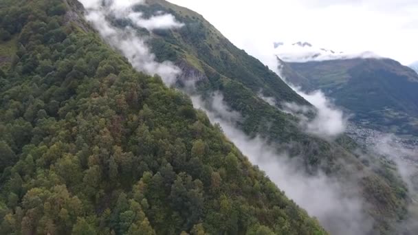 拍成电影的无人驾驶飞机飞向一座山上 云朵笼罩在矮树丛中 是法国阴天 — 图库视频影像