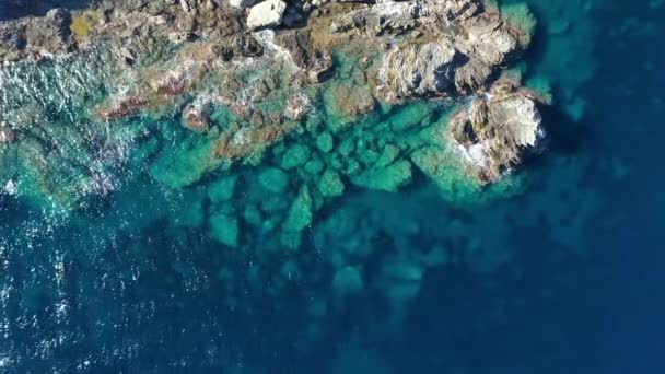 Καθαρά Νερά Κορυφή Εναέρια Shot Βράχοι Και Μεσογειακή Θάλασσα Της — Αρχείο Βίντεο