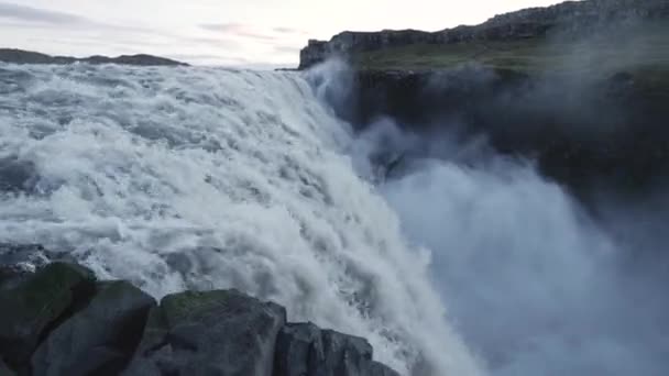 Водопад Detifoss Леднике Близко Выстрел Облачный День — стоковое видео