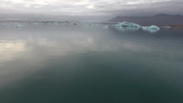 Drone Létání Nad Jokulsarlon Nízká Nadmořská Výška Horizontální Pohled Oblačný — Stock video