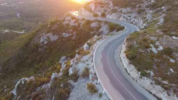无人驾驶飞机沿着一条弯弯曲曲的道路在马赛拍摄惊人的落日 — 图库视频影像