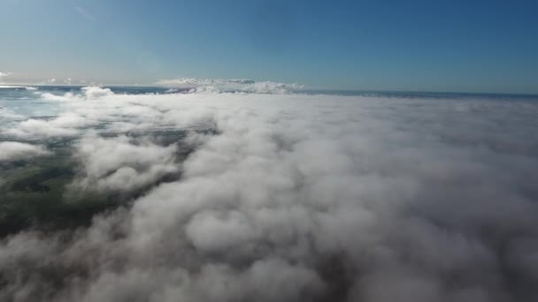 cliché de drone survolant les nuages haute altitude au sud de la France Méditerranée en arrière-plan 