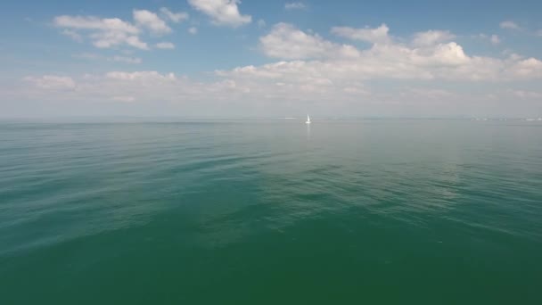 Drone Shot Που Πετούν Προς Ένα Ιστιοφόρο Πάνω Από Μεσόγειο — Αρχείο Βίντεο