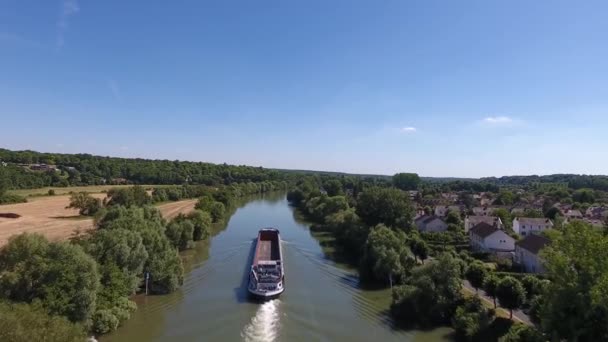 Drone Girato Seguito Una Chiatta Vuota Fiume Francia Giornata Sole — Video Stock