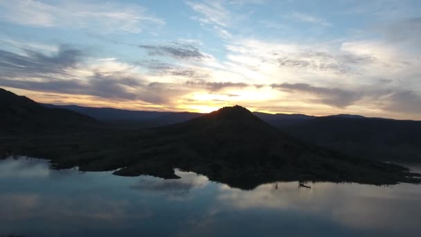 Drone Disparo Sobre Lago Salagou Durante Puesta Del Sol Francia — Vídeos de Stock