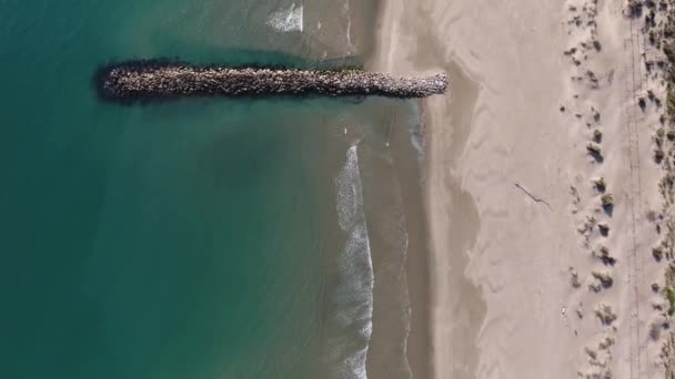 无人驾驶飞机在地中海海滩上空盘旋 俯瞰高空飞行 — 图库视频影像