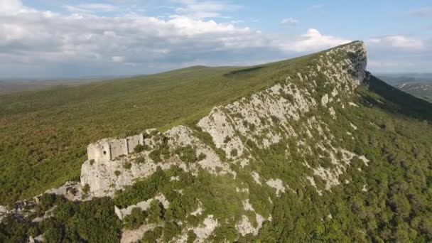 Drone Tiro Direção Castelo Arruinado Borda Uma Montanha Sul Montanha — Vídeo de Stock