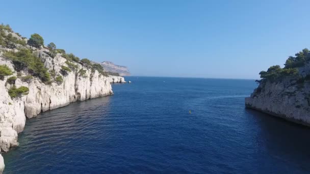 Drone Vista Voando Sobre Mar Mediterrâneo Saindo Riacho Ensolarado Dia — Vídeo de Stock