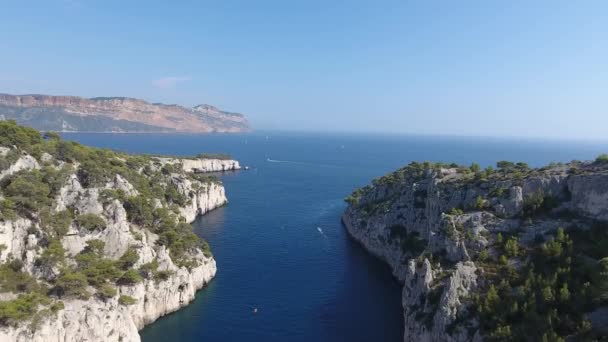 Drone Vista Voando Sobre Mar Mediterrâneo Saindo Riacho Ensolarado Dia — Vídeo de Stock