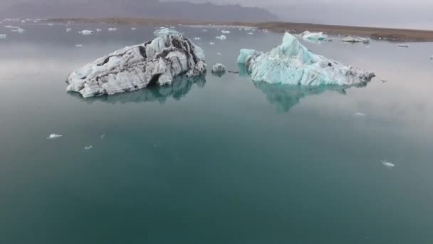 Vista Del Dron Icebergs Iceland Jokursarlon Laguna Nublado Vuelo Baja — Vídeos de Stock