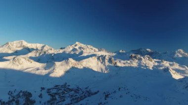 Alp Vadisi 'nin karlı arazisindeki La Plagne Fransız kayak alanı üzerinde insansız hava aracı manzarası