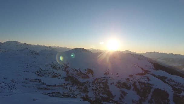 プラーニュの上のドローンビューの夕日高山渓谷のフランスのスキー場 — ストック動画